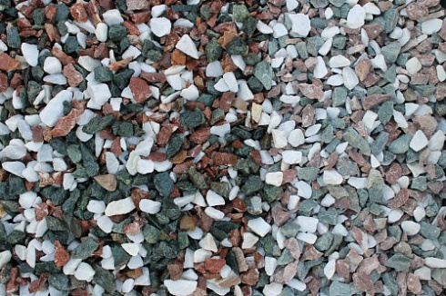 Kamenclub.ru: Мраморная крошка (щебень крошка микс: белый-зеленый-розовый) фр. 10-20 мм.  купить в Екатеринбурге мрамор белый, зеленый, розовый декоративный ландшафтный колотый щебень 12000 руб/т   фото КАМЕНЬ КЛУБ