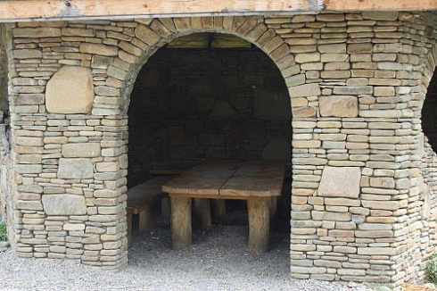 Kamenclub.ru: Песчаник для строительства и кладки блочный (фр 100-200 мм)  купить в Екатеринбурге песчаник бежевый серый рыжий валун мелкий для строительства песчаник 6500 руб/т   фото КАМЕНЬ КЛУБ