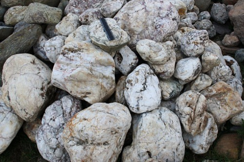 Kamenclub.ru: Кварцевый валунчик фр.100-300 мм.  купить в Екатеринбурге кварц белый, бежевый молочный рыжий крупный природный камень галечник 7850 руб/т   фото КАМЕНЬ КЛУБ