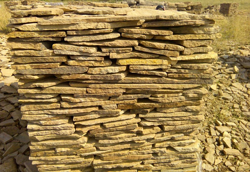 Kamenclub.ru: Песчаник пластушка желтый с разводом под дерево (2 см)  купить в Екатеринбурге плитняк желтый с разводами, желтый, рыжий, серый песчаник пластушка рваная ландшафтная 11 000 руб/м3   фото КАМЕНЬ КЛУБ