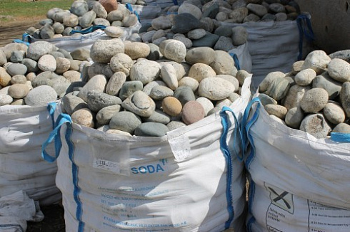 Kamenclub.ru: Речной валун (Ассорти) фр.100-300 мм.  купить в Екатеринбурге галечник серый, темно-серый, светло-серый речная галька крупных размеров 4200 руб/т   фото КАМЕНЬ КЛУБ