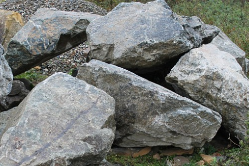 Kamenclub.ru: Змеевик скальник фр. 500-1500 мм.  купить в Екатеринбурге змеевик зеленый серый черный глыба скальная колотая 7500 руб/т   фото КАМЕНЬ КЛУБ