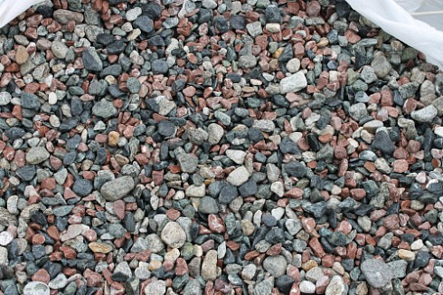 Kamenclub.ru: Мраморная крошка (щебень галтованный микс:: серый-зеленый-розовый) фр.10-20 мм.  купить в Екатеринбурге мрамор серый, зеленый, розовый щебень окатанный округлый декоративный ландшафтный 15500 руб/т   фото КАМЕНЬ КЛУБ