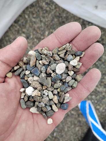 Kamenclub.ru: Галька речная окат (серая) фр.5-10 мм купить  в Екатеринбурге галька речная серая, серый, темно-серый, светло-серый, коричневый речная окатанная галька декоративная ландшатфная 5000 руб/т   фото КАМЕНЬ КЛУБ
