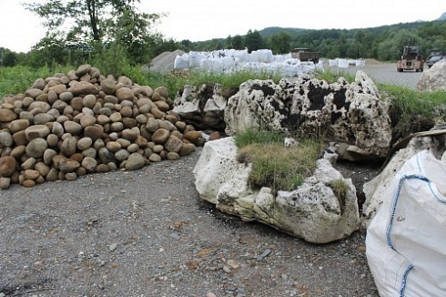 Kamenclub.ru: Песчаник ядра, фр. 100-300 мм  купить в Екатеринбурге песчаник бежевый серый рыжий речная галька 5 000 руб/т   фото КАМЕНЬ КЛУБ