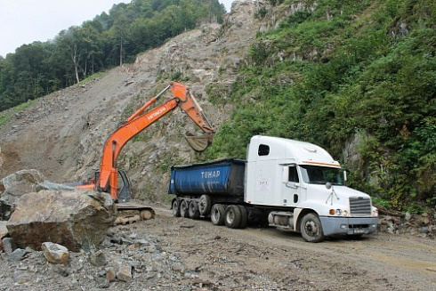 Kamenclub.ru: Гранит скальник (серо-зеленый) фр. 500-1500 мм.  купить в Екатеринбурге гранит мрамор  серый зеленый темно-серый глыба скальная колотая ландшафтная 7 500 руб/т   фото КАМЕНЬ КЛУБ