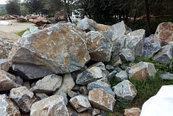 Kamenclub.ru: Гранит скальник (серо-зеленый) фр. 500-1500 мм.  купить в Екатеринбурге гранит мрамор  серый зеленый темно-серый глыба скальная колотая ландшафтная 7 500 руб/т   фото КАМЕНЬ КЛУБ