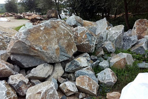 Kamenclub.ru: Гранит скальник (серо-зеленый) фр. 500-1500 мм.  купить в Екатеринбурге гранит мрамор  серый зеленый темно-серый глыба скальная колотая ландшафтная 7 500 руб/т   фото КАМЕНЬ КЛУБ