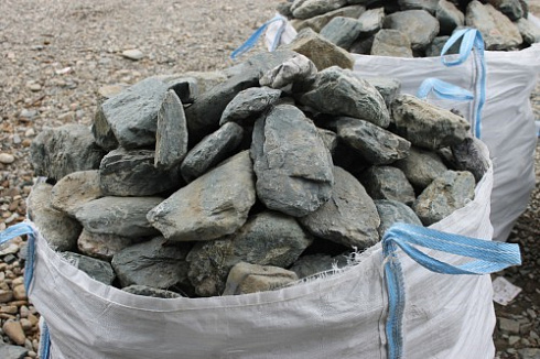 Kamenclub.ru: Гранит скальник (серо-зеленый) фр. 100-500 мм.  купить в Екатеринбурге гранит зеленый, серый, салатовый крупный ландшафтный валун 6 000 руб/т   фото КАМЕНЬ КЛУБ