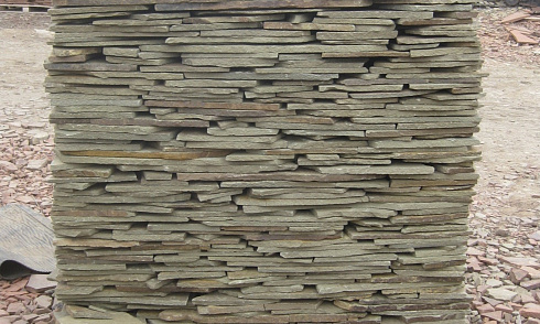 Kamenclub.ru: Песчаник пластушка серо-зеленый (1,5 см)  купить в Екатеринбурге плитняк - пластушка серо-зеленый, серый, зеленый пластушка рваная ландшафтная колотая 10200 руб/м3   фото КАМЕНЬ КЛУБ