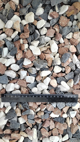 Kamenclub.ru: Мраморная крошка (щебень галтованный микс:белый-зеленый-розовый) фр.20-40 мм.  купить в Екатеринбурге мрамор белый, зеленый, розовый мрамор декоративный (галтовка) 15500 руб/т   фото КАМЕНЬ КЛУБ