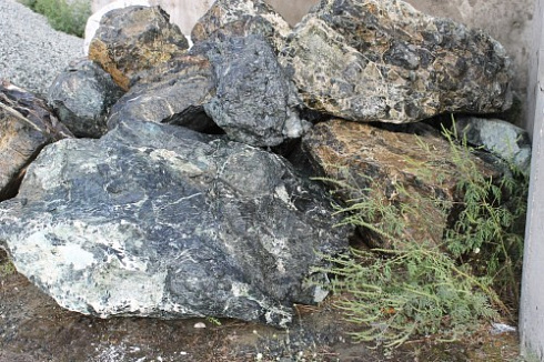 Kamenclub.ru: Змеевик скальник фр. 500-1500 мм.  купить в Екатеринбурге змеевик зеленый серый черный глыба скальная колотая 7500 руб/т   фото КАМЕНЬ КЛУБ