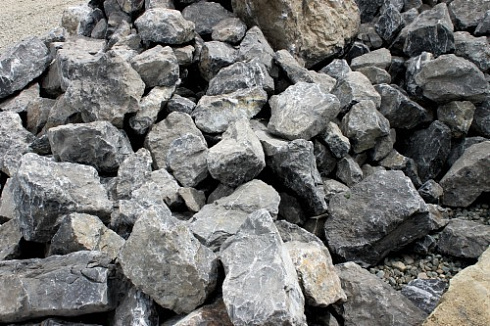 Kamenclub.ru: Черный мрамор скальник фр. 1000-1500 мм.  купить в Екатеринбурге мрамор черный белый серый крупный колотый валун ландшафтный 9000 руб/т   фото КАМЕНЬ КЛУБ