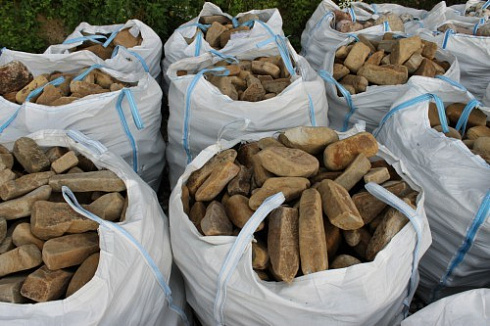 Kamenclub.ru: Песчаник для строительства и кладки блочный (фр 100-200 мм)  купить в Екатеринбурге песчаник бежевый серый рыжий валун мелкий для строительства песчаник 6500 руб/т   фото КАМЕНЬ КЛУБ