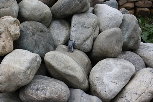 Kamenclub.ru: Речной валун Кабанчик фр.300-500 мм.  купить в Екатеринбурге крупный природный камень галька серый, темно-серый речной валун галечник масштабный 7000 руб/т   фото КАМЕНЬ КЛУБ