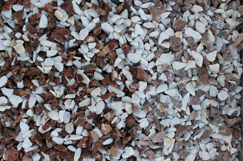 Kamenclub.ru: Мраморная крошка (щебень крошка микс: белый-розовый) фр. 10-20 мм.  купить в Екатеринбурге мрамор белый, розовый каменный декоративный ландшафтный щебень 12000 руб/т   фото КАМЕНЬ КЛУБ